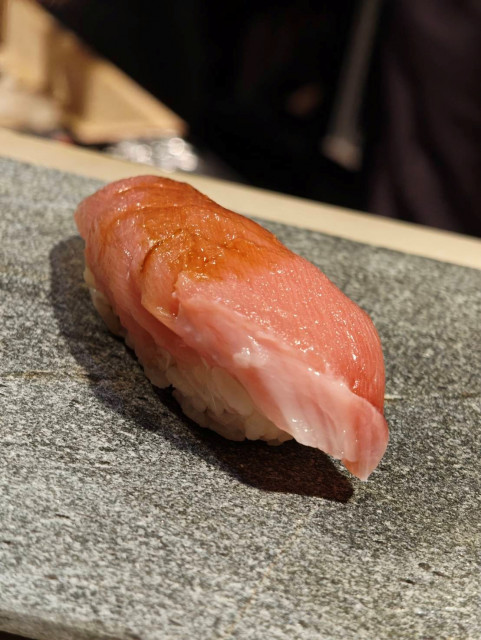 나마라 우마이 스시도 다누키코지(Namara Umai Sushido Tanukikoji)의 메뉴는 오마카세(8800엔) 단일 코스다. 사진은 참치 뱃살 니기리 스시