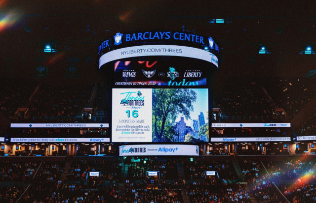 Alipay+ launched the “Threes for Trees” Sustainability Moment at the Barclays Center on May 24 to engage fans with the ESG-focused tree-planting initiative.