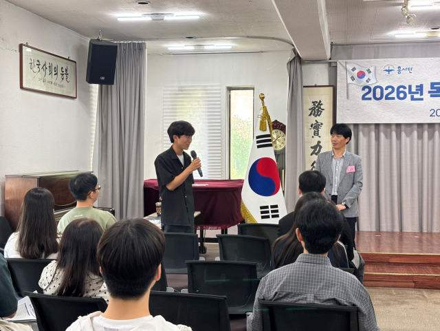 독립유공자 후손이 독립운동의 역사와 자부심에 관해 소감을 말하고 있다