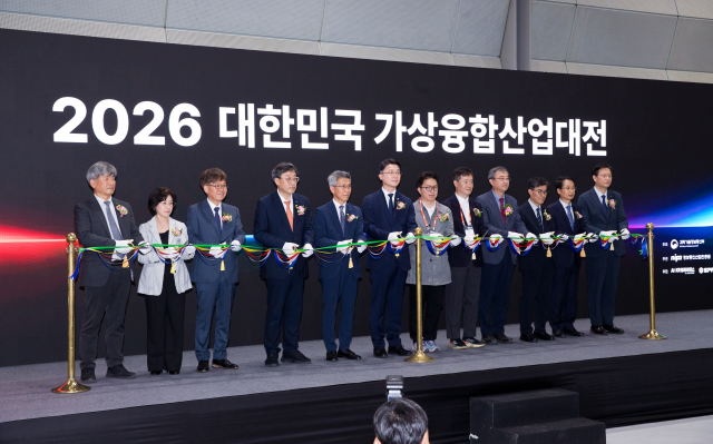 ‘2026 대한민국 가상융합산업대전(KMF)’ 개막식에 참석한 류제명 과학기술정보통신부 제2차관을 비롯한 주요 관계자들이 행사 시작을 알리는 개막 테이프 커팅을 하고 있다(제공=과학기술정보통신부)