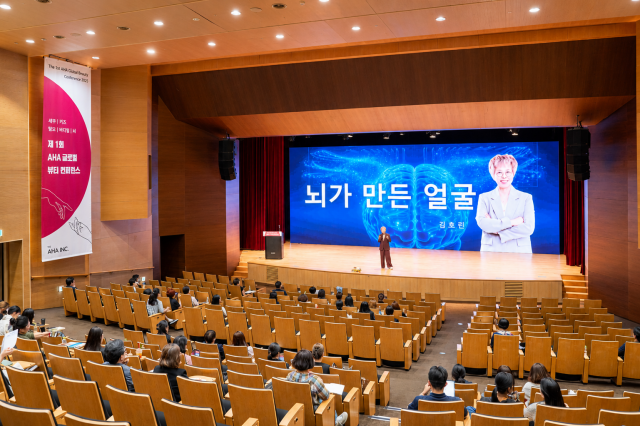 김효린 박사가 뇌가 만든 얼굴에 대해 강연하고 있다