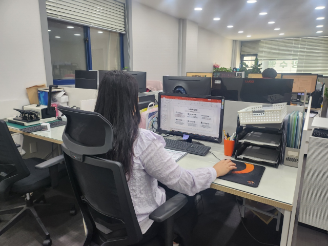 ‘미래내일 일경험 사업’ 참여 청년이 일경험을 수행하고 있다