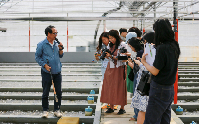 한국수산회 ‘어(魚)메이징 크루’ 참가자들이 청산바다의 ‘전복 스마트 치패 양식장’에서 관계자로부터 치패 양식 과정에 대한 설명을 듣고 있다