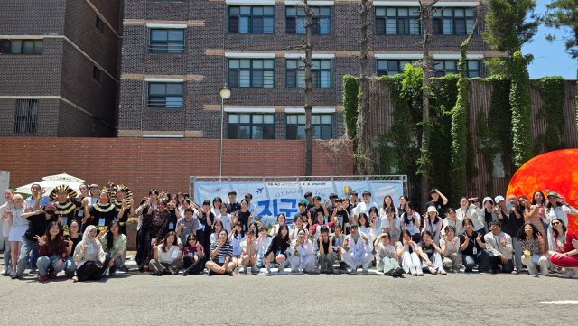 ‘Global Youth Festival - 지구마실’ 참여 연계 기관·단체 및 청소년 자치기구·동아리 관계자들이 단체 사진을 촬영하고 있다