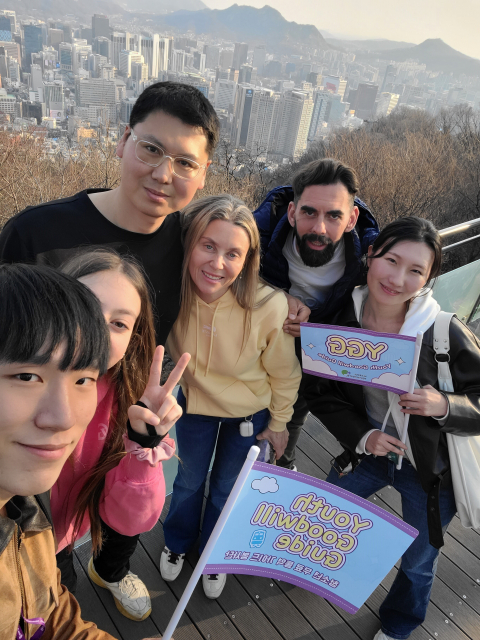 하이서울유스호스텔 대학생 봉사단 ‘유스굿윌가이드’의 단원들이 서울남산타워에서 스페인 관광객을 대상으로 무료 통역 가이드 봉사활동을 하고 있다