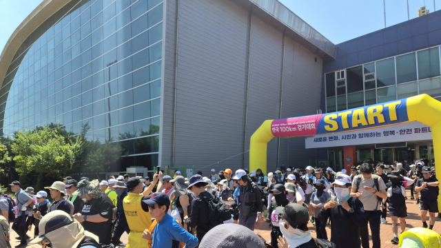 대한걷기연맹이 주최한 ‘2026년 제20회 한국 100km 걷기대회’에서 참가자들이 출발하고 있다