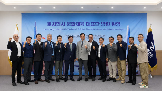 왼쪽 6번째부터 대한택견회 오성문 회장, 호찌민시 문화체육국 응우옌 당 칸(Nguyễn Đăng Khánh) 체육과장