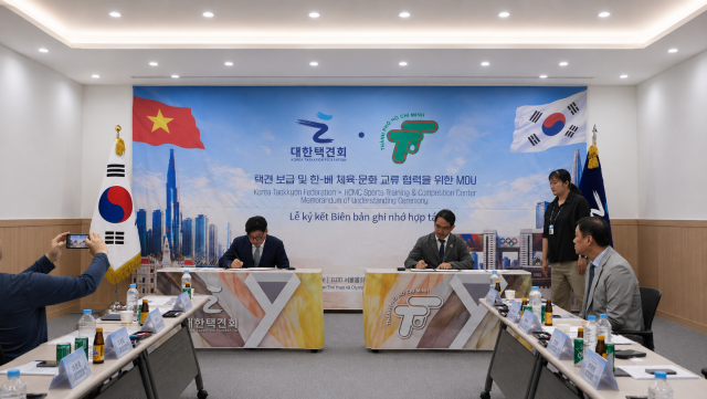 대한택견회 오성문 회장(왼쪽)과 호찌민시 스포츠 훈련 및 경기센터 리 다이 응이아(Lý Đại Nghĩa) 센터장이 업무협약서에 서명하고 있다