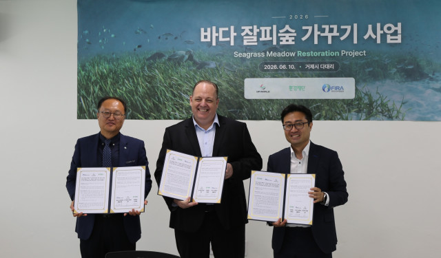 왼쪽부터 한국수산자원공단 남해본부장, DP World 아시아·태평양 지역 CEO 글렌 힐튼, 환경재단 정태용 사무총장이 ‘2026 바다 잘피숲 가꾸기 사업’ 업무협약 체결 후 기념촬영을 하고 있다