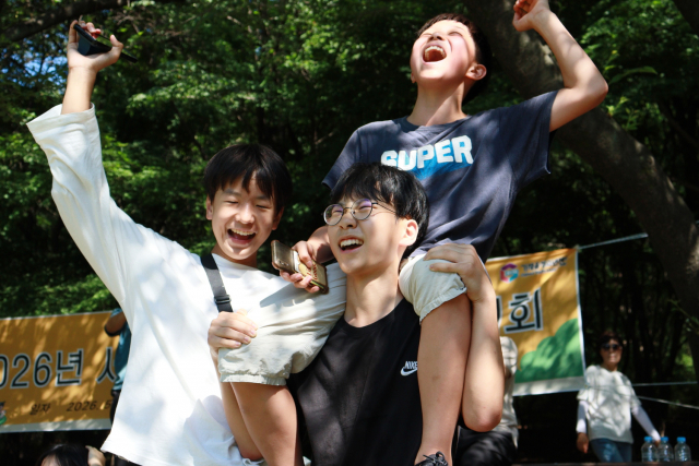 참가 청소년들이 출발 신호에 맞춰 오리엔티어링 코스를 향해 출발하고 있다