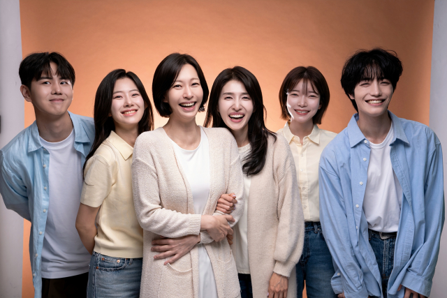 왼쪽부터 원성준, 김민아, 정애연, 김경란, 한지우, 도은우(제공=에이엔컴퍼니)