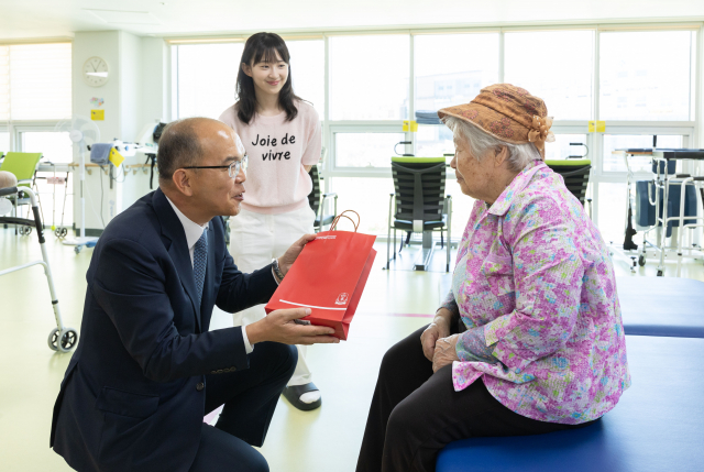 한국보훈복지의료공단 윤종진 이사장이 원주보훈요양원에 입소한 보훈가족에게 건강선물을 전달했다