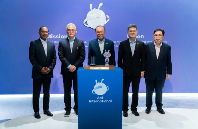 L to R: YB Senator Dato‘ Seri DiRaja Dr. Zambry bin Abd Kadir, Minister of Higher Education, Peng Yang, CEO of Ant International, YAB Dato’ Seri Anwar Bin Ibrahim, Prime Minister of Malaysia, Cyril Han, CEO of Ant Group, Datuk Fabian Bigar, Secretary General to Ministry of Digital