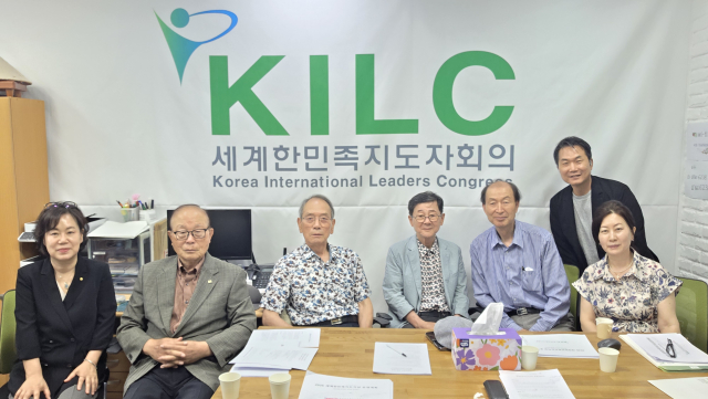 세계한민족지도자회의(KILC) 사무국에서 유종하 이천수 공동위원장의 주재로 KILC 관계자들이 세계한민족지도자賞 제정관련 회의가 개최됐다. 왼쪽부터 최분희 박사(KILC 부이사장), 유종하 전 외무부장관(KILC 특별고문), 이천수 전 교육부차관(KILC 상임고문), 김두호 인터뷰365 대표(KILC 자문위원), 정영국 KILC 이사장, 김민재 KILC 총무이사(엠제이글로벌 대표), 정영은 KILC 상임이사
