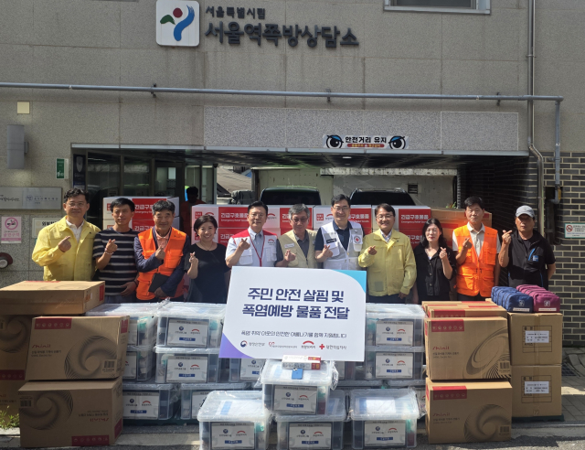 7월 11일 서울역 인근 쪽방촌에서 한국중앙자원봉사센터와 행정안전부, 전국재해구호협회, 대한적십자사, 용산구자원봉사센터 관계자들이 주민들의 안부를 확인하고 폭염 예방물품을 전달한 뒤 기념촬영을 하고 있다