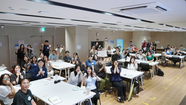 지난 23일 개최된 ‘2026 당신 옆의 공익활동’ 상반기 결과공유회 참석자들이 기념사진을 촬영하고 있다