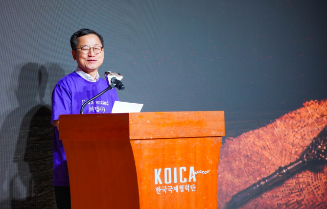 코이카 글로벌 서포터스 위코 8기 발대식에서 김동호 코이카 이사장 직무대행이 격려사를 하고 있다