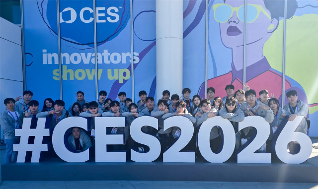 ‘CES 2026’ 현장에서 건국대 파견단이 기념사진을 촬영하고 있다