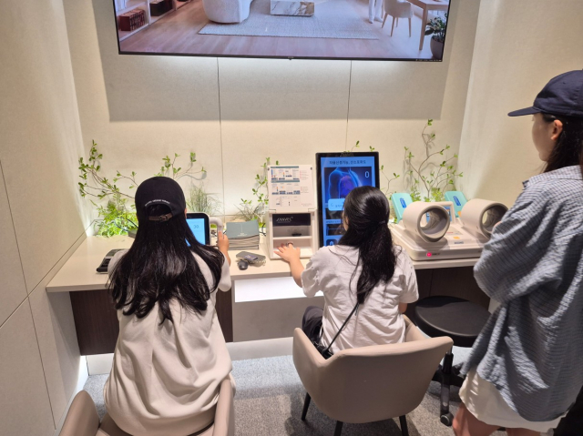 더샵 검단레이크파크 견본주택 방문 고객이 상벨을 이용하고 있다
