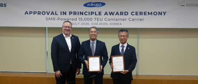기본승인(AIP) 인증서 수여 기념 촬영. 왼쪽부터 ABS CTO(최고기술경영자) Patrick Ryan, KRISO 소장 홍기용, KAERI 선진원자로연구소장 조진영