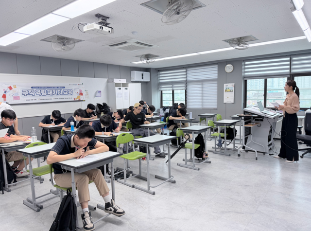 한국공학대학교 대학일자리플러스센터가 인평자동차고에서 운영한 ‘고교생 맞춤형 고용서비스’ 구직 역량 패키지 교육에 학생들이 참여하고 있다