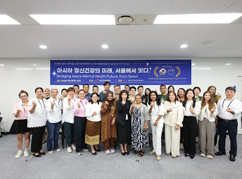 9일 서울시광역심리지원센터와 국민건강보험공단의 제6차 협력회의 참가자들이 단체사진을 촬영하고 있다