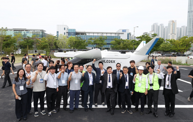 항공안전기술원 관계자들이 ‘2026년 도심항공교통(UAM) 비행 쇼케이스’에서 비행 시연 후 기념촬영을 하고 있다