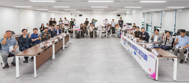건국대 ANCHOR사업단과 광진구가 공동으로 개최한 ‘2026 광진구 대학생 정책제안 경진대회’의 참석자들이 기념 촬영을 하고 있다