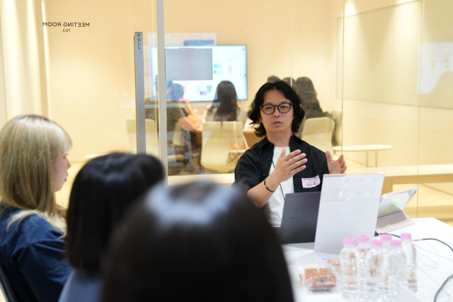 ‘SM 청년 직무 멘토링’에서 SM엔터테인먼트 현직자가 참여 청년들과 직무 경험을 공유하는 모습(제공=SM엔터테인먼트)