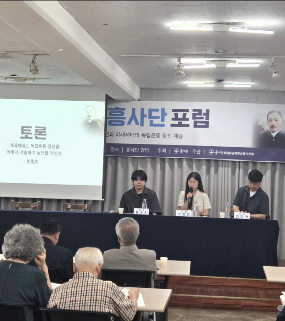 독립유공자 후손 이정민 학생이 미래세대가 역사에 자연스럽게 관심을 가질 수 있도록 하는 방향에 관해 의견을 말하고 있다