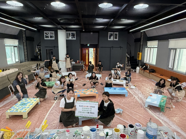 방배ART유스센터 소속 뚝딱기획단(동아리) 청소년들이 직접 기획·설계한 유기견 쉼평상을 또래 자원봉사자들과 함께 제작하며, 유기동물 보호를 위한 사회공헌 활동으로 생명존중과 공존의 가치를 실천하고 있다