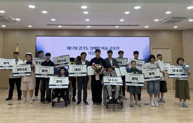 시상식 참석자들이 기념 촬영을 하고 있다