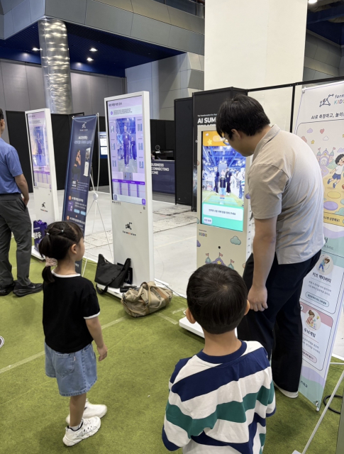 AI 헬스케어 솔루션 기업 에이전의 ‘AI Summit Seoul 2026’ EXPERIENCE ZONE 부스에서 어린이들이 ‘포메이전 KIDS’ 모델 서비스를 체험하고 있다