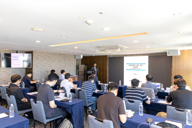 ‘산업AI 솔루션 실증·확산사업’ 제1차 운영위원회 참석자들이 수요기업별 비전AI 실증 계획 발표를 듣고 있다