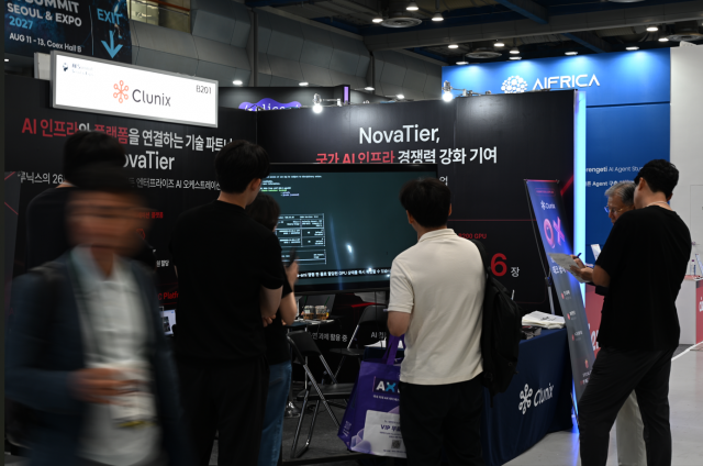 클루닉스 전문 영업 담당자들이 참관객에게 노바티어 영상을 토대로 기능 설명을 하고 있다