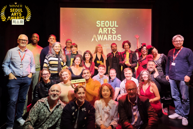 2026 서울아츠어워즈(Seoul Arts Awards) 수상자와 시상자가 기념 촬영을 하고 있다
