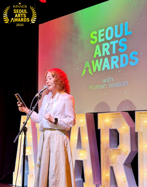 안젤라권 2026 서울아츠어워즈 심사위원장 & 시상자가 시상 소감을 밝히고 있다