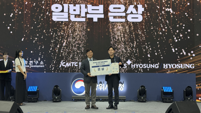 폴라펄스 이성용 대표가 시상식에서 이용철 방위사업청장과 기념사진을 촬영하고 있다
