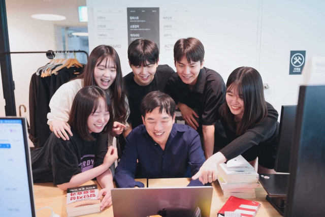 화이트큐브 최혁준 대표(가운데)와 임직원들이 협업하는 모습