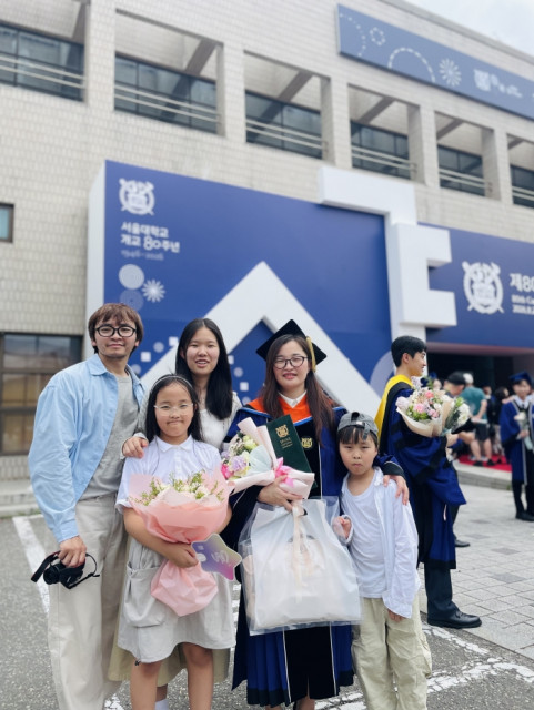 엥흐바타르 볼로르체첵 교수가 28일 서울대학교 제80회 후기 학위수여식에서 공학박사 학위를 받은 뒤 가족들과 기념 촬영을 하고 있다