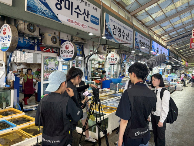 서울·태안 청소년들이 태안 지역에서 영상 촬영을 하고 있다