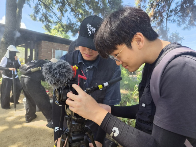 서울·태안 청소년들이 태안 지역에서 영상 촬영을 하고 있다