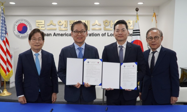 사이버한국외대는 8월 24일 미국 LA한인회와 미주 한인사회를 위한 교육·학술 교류협력 업무협약(MOU)을 체결했다(왼쪽부터 사이버한국외대 제임스 안 미주명예부총장, 문휘창 총장, LA한인회 로버트 안 회장, 김용호 수석부회장)