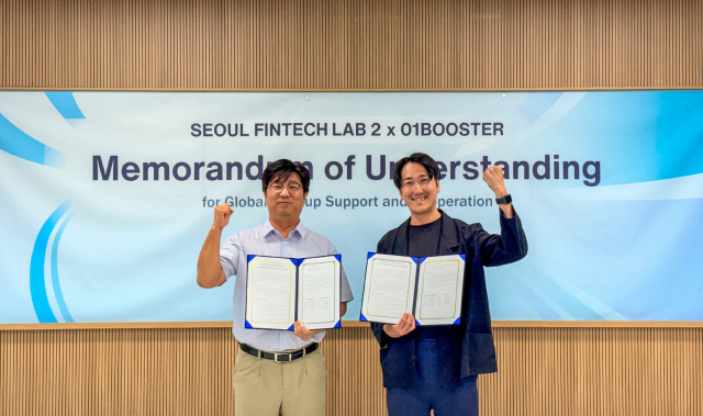 채성민 제2서울핀테크랩 센터장(왼쪽)과 Takeru Kawashima 제로원부스터(01Booster) Executive Director가 업무협약 체결 후 기념사진을 촬영하고 있다