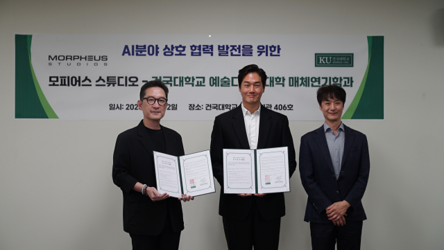 모피어스 스튜디오가 건국대학교 매체연기학과와 산학협력 업무협약을 체결했다. 왼쪽부터 모피어스 스튜디오 이수영 대표, 건국대학교 매체연기학과 유지태 교수