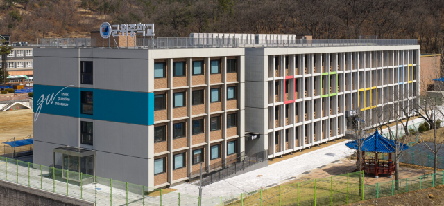 엔알비 콘크리트 모듈러가 적용된 대구군위중학교 교사동, 기숙사동 전경