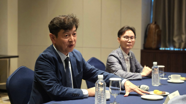 길기순 유티정보 대표이사(왼쪽)가 24일 경기 수원에서 열린 업무협약 체결식에서 협력 방향을 설명하고 있다. 오른쪽은 최영호 한국로봇융합연구원 차세대플랫폼연구단장