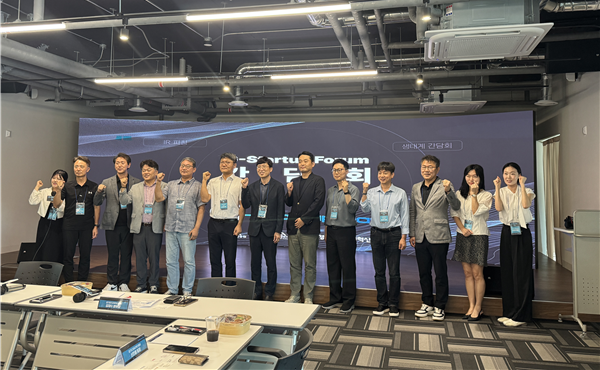 ‘제1회 G-Startup Day’에 참석한 경기창조경제혁신센터와 고양산업진흥원 관계자들이 기념사진을 촬영하고 있다
