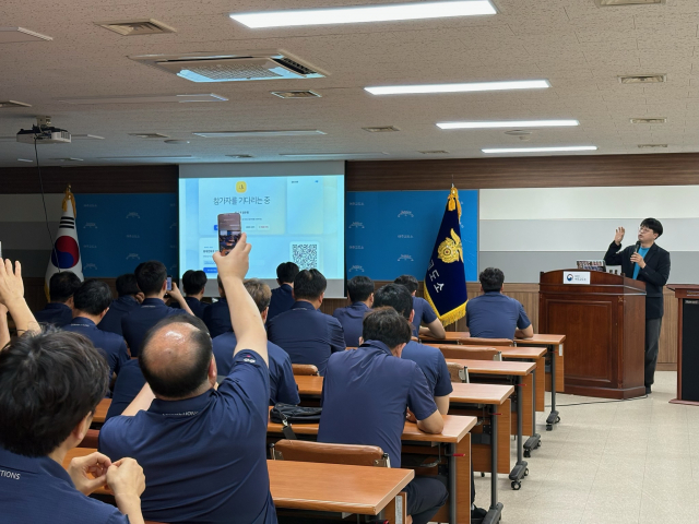 나도움 작가가 게임 형식으로 재미있게 AI 교육을 진행하고 있다