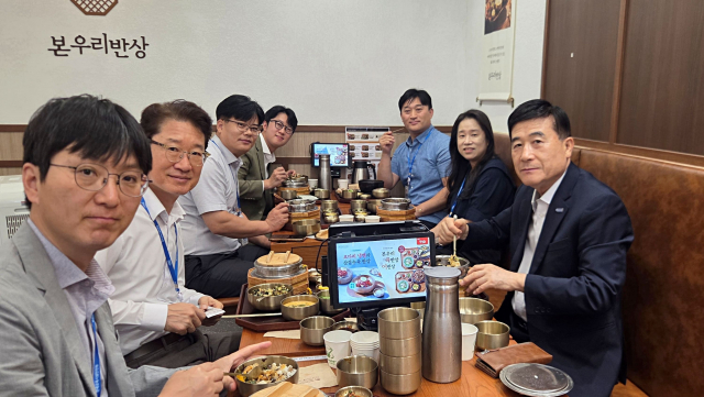 허성우 한국교육시설안전원 이사장(오른쪽 첫번째)과 직원들이 상생 소비쿠폰을 활용해 청사 입주상가에서 식사를 하고 있다(사진=한국교육시설안전원)